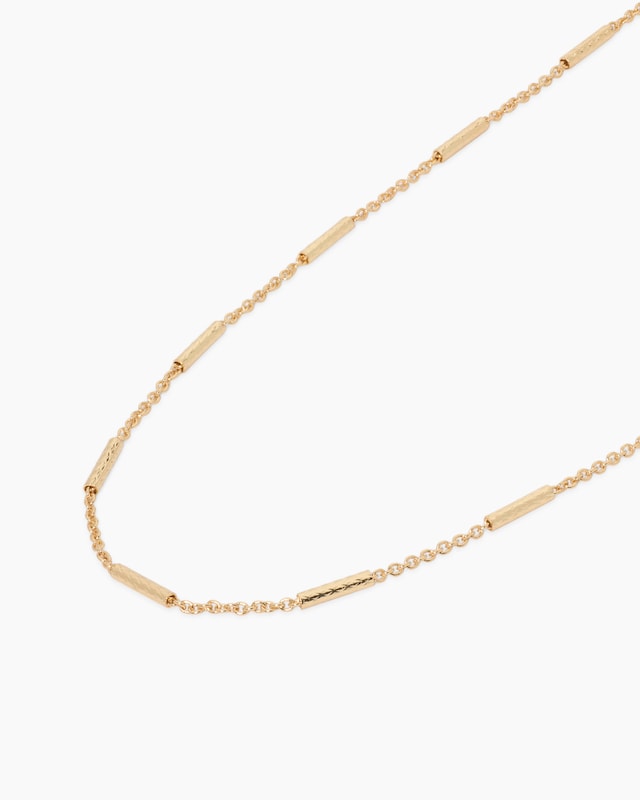Collier mit strukturierten Zwischenelementen