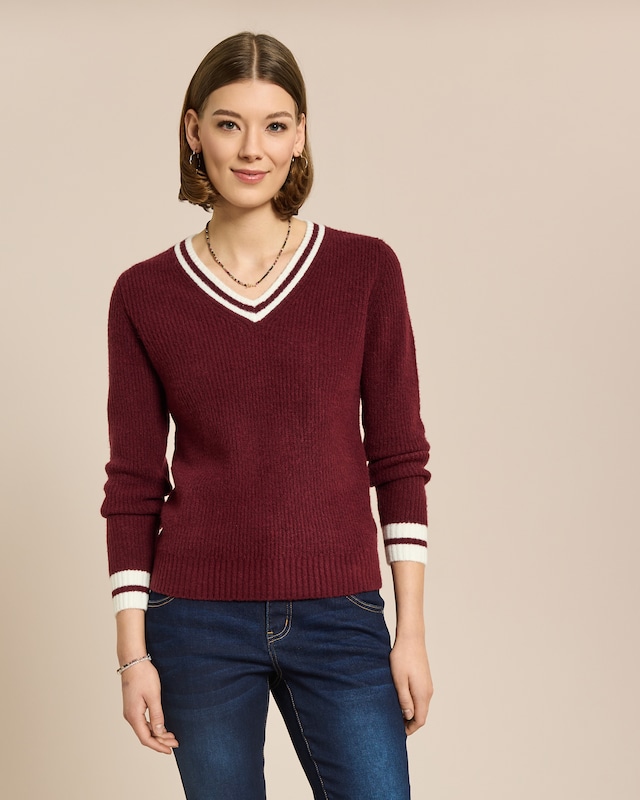 Pullover im College Look