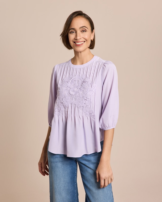 Plissé-Bluse mit floraler Stickerei