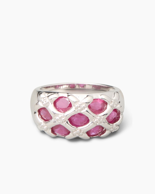 Ring mit Edelsteinen